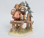 Goebel Company Hummel - escultura de porcelana alemã policromada, medida 22 x 15 x 13 cm.