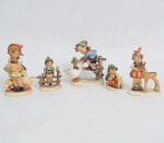 Goebel Company Hummel - coleção com 5 esculturas de porcelana alemã policromada, medida menor 7,5 x 7 x 5 cm e medida maior 15 x 15 x 8 cm.