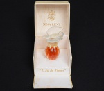 Vintage - NINA RICCI -  L'AIR DU TEMPS, época 1970. Frasco de perfume de cristal criado por Marc Lalique em 1947, em sua caixa em amarelo acetinado e branco. Assinado Lalique França. Nível alto do líquido, porém sem garantias da qualidade, Altura 9cm.