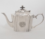 Belo bule de chá de metal espessurado a prata, tampa com pegador de madeira, corpo com caneluras, medida 18 x 28 cm. Europa, séc. XIX.