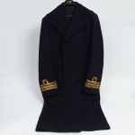 MILITARIA - Antiga casaca, indumentária do uniforme da Marinha Brasileira, sinais de uso no estado, acompanham os botões.