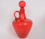 VINTAGE - Grande garrafa bojuda com alça em vidro soprado na cor vermelha. Med: 44 x 25 cm.