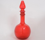 VINTAGE - Grande garrafa com base esférica e gargalo longo de vidro soprado na cor vermelha. Med: 44 x 18 cm.