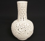 Antigo vaso chinês finestrado de porcelana Dehua dita blanc de chine. Apresenta craquelê e fio de cabelo na base e fio de cabelo no bocal. Med. 28 x 15 cm.