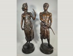 Par de esculturas representando casal - Dama e Guerreiro - em bronze patinado. Med. 70 x 23 cm. Ass. na peça. Assinatura ilegível. Europa, séc. XIX.