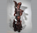 Grande escultura de madeira chinesa representando "Imortal" ricamente esculpida com detalhes em olhos de vidro. Medindo 102 x 34 x 34 cm. Séc. XIX
