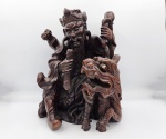 Antiga escultura em madeira chinesa representando "Imortal e Chilong" com rico e primoroso entalhe decorado com olhos de vidro. Med. 22 x 17 x 15 cm. Apresenta marcas na base não identificadas.