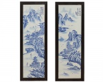 Par de grandes placas em porcelana chinesa azul e branca. decorada com paisagens, casas e figuras. Medindo 73 x 22 cm. Ass. sup. direito. Moldura 79 x 28 cm.