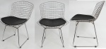 Conjunto de 3 cadeiras "Bertoia" designer Harry Bertoia (1915 - 1978), estrutura em aço cromado com acento em almofada de courino preto. Med. 50 x 84 x 47 cm. (A x L x P)
