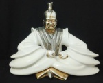 Grande escultura de Samurai em pose de meditação de porcelana branca com detalhes em prateado e dour