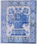Antigo e raro Painel de azulejos de origem portuguesa, representando Vaso de Flores, medindo 84 cm p