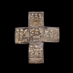Raríssima cruz confeccionada em folha de prata com resquícios de douração a ouro, em r
