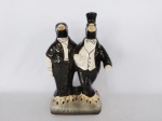 OBJETOS DECORATIVOS: Escultura de mesa representando casal de pinguins em porcelana nas tonalidades