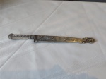 Faca gaúcha, lâmina em inox , cabo e bainha em metal prateado, com 28,5cm de comprimento.