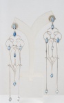 Elegante par de brincos estilo art nouveau em ouro branco com topázios azuis - med. 9x2,5 cm - peso bruto aproximado - 10,6 gr (tarraxas em prata de lei adaptadas)
