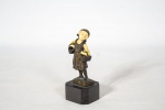Assinatura Ilegível - Antiga e delicada escultura europeia cerca de 1900 em bronze com marfim representando menina camponesa com cestos, base em mármore preto - assinado na base - med. 10 cm e medida com a base - med. 13x5,5x5 cm