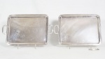 Par de elegantes bandejas com alças laterais em metal espessurado a prata da manufatura " Wolff " - med. 50,5x32  cm (com pequenos desgastes de uso e uma bandeja com alça quebrada precisando ser soldada)