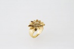 Vivara - Elegante anel em ouro contrastado 750 ml, parte central decorada com folhagens articuladas - med. 1,8x2 cm - aro 13 - peso aproximado -5,2 gr