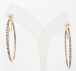 Elegante par de argolas em ouro 750 ml contrastada cravejada com pequenos diamantes - med. 3,3 cm de diâmetro - peso aproximado - 5,7 gr