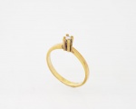 H. Stern - Delicado anel dito solitário em ouro 750 ml contrastado com um pequeno diamante na parte central - aro 11 - peso aproximado - 1,7 gr