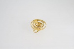 Lisht - Elegante anel estilo contemporâneo em ouro 750 ml contrastado - med. 2,8 cm de diâmetro - aro 13 - peso aproximado - 9,4 gr - assinado no aro (um aro interno precisando de solda)