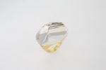 H. Stern - elegante anel em ouro 750 ml contrastado com pedra central em quartzo rutilado - med. 3x1,8 cm - aro 10 - peso bruto aproximado 25,3 gr - assinado no aro (pedra com pequenos bicados na base)
