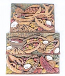 Lote constando de três talhas decorativas em madeira entalhadas e policromadas sendo duas do artista Jorginho da Bahia ricamente entalhadas representando naturezas mortas com frutas, cestas e tachos, assinadas, localizadas Rio e datadas de 1992 no verso - med. 39x57,5 cm e 24x67,5 cm, e uma do artista Everaldo representando natureza morta com frutas, legumes, cestos e tachos, assinado, localizado Rio e datada de 1992 - med. 27x68,5 cm