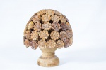 Arte popular - escultura em madeira entalhada representando vaso com flores - med. 31x27 cm de diâmetro no bojo e 13 cm de diâmetro na base (falta uma pétala de uma das flores da parte inferior)