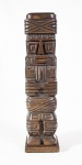 Escultura decorativa no estilo arte Maia entalhada em madeira nobre representando " Divindade " encimada por tampa removível, núcleo oco apoiada sobre base de madeira - med. 57x14,5x15 cm (uma lateral da parte inferior com restauro)