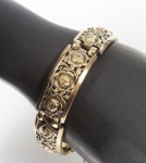 Antiga pulseira em ouro de baixo teor possivelmente portuguesa ricamente cinzelada com rosas e folhagens, placas articuladas - med. 1,5x18 cm aberta - (lateral do fecho com pequeno amassado) - peso aproximado - 21 gr