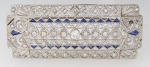 Belíssimo broche art deco cerca de 1930 possivelmente francês em ouro branco cravejado com brilhantes e safiras azuis - med. 5,8x2,5 cm - pedra central med. aproximadamente 0,20 cts - peso aproximado 12 gr
