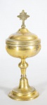 Antiga âmbula (cálice litúrgico) em prata de lei com vermeil (banho de ouro), tampa encimada por crucifixo, parte interna com vermeil  - med. 21x8,5 cm de diâmetro - peso aproximado - 390 gr