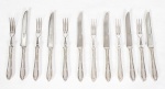 Antigo conjunto de doze talheres para sobremesa europeu em metal espessurado a prata da manufatura " Reinnickel Geschmiedet " cabos cinzelados constando de seis garfos - med. 15 cm e seis facas - med. 17 cm