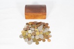 Numismática - lote constando de moedas europeias em diversos materiais, países, valores e tatas - peso aproximado 780 gr acompanha uma antiga caixa em corino no tom castanho na forma de baú - med. 7,5x14x8,5 cm - (baú com desgastes do tempo e de uso)