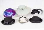 Lote constando de seis chapéus antigos e uma boina femininos em diversos modelos, tecidos e cores, boina  - med. 22x21 cm (menor) e o maior - med. 11x36x37 cm (chapéus em bom estado de conservação - Total de 7 peças