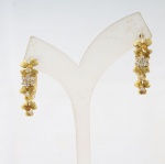 Delicado par de argolas em ouro 18 K cinzeladas com flores cravejadas com pequenos brilhantes - med. 2 cm de diâmetro - peso aproximado - 6,2 gr (falta um pequeno brilhante na parte superior de uma argola)