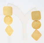 Par de brincos estilo contemporâneo cinzelados em formas geométricos em ouro escovado 750 ml contrastados - med. 5x1,5 cm - peso aproximado - 8 gr