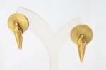 Elegante par de brincos estilo contemporâneos em ouro 750 ml contrastados com dois pequenos brilhantes - med. 2,7x1,5 cm - peso aproximado 6 gr