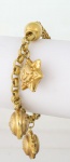 Pulseira em ouro 18k com elos entrelaçados com três pingentes na forma de sol, lua e estrela med. 17 cm (aberta), peso aproximado 8.7 gr (fecho e dois pingentes com amassados).