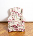 Poltrona estilo Inglês estofada em tecido floral, almofada do assento solta, apoiada sobre quatro pés em madeira - med. 85x76x50 cm (os dois pés traseiros restaurados, tecido com desgastes de uso)