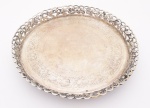 P COROA  - Salva em prata portuguesa contrastada com laterais vazadas, pés tripoides. Peso 620g Med: