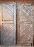 Duas antigas portas de estação de trem , em madeira com policromia azul de época, mede 2,40 m, porta