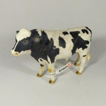BRINQUEDO / COLECIONISMO - marca SCHLEICH referência 13632 - Vaca de brinquedo modelo da raça Holstein Bull Dai (Schleich 13632 Holstein Bull Dairy Breed Model Toy Cow). Miniatura importada da Alemanha, reconhecida mundialmente pela sua qualidade e riqueza de detalhes.