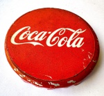 COLECIONISMO - 12RD - Antiga tampa grande de COCA COLA em metal medindo 6,5cm de diâmetro.