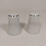S08 - MEMORABILIA AÉREA - PAR DE PIMENTEIROS DA EXTINTA COMPANHIA AÉREA VARIG, em porcelana com delicados desenhos de flores, em perfeito estado. Tampas inferiores em borracha presentes.