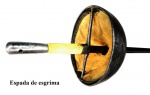 Colecionismo/espada de esgrima - (JL-15) Espada de esgrima, padrão antigo, com lâmina triangular e sem contatos elétricos para a marcação de toque. A peça se encontra em bom estado, com a empunhadura (aparentemente) em marfim, sem rachaduras. A guarda é em aço e se encontra plenamente operacional. A lâmina se apresenta com 63,0 cm, aparenta ter perdido alguns centímetros da ponta, mas se encontra sólida. A lâmina apresenta marcação no talão (marca não identificada). Somente a guarda já vale mais do que o lance inicial. Material vendido no estado em que se encontra e de acordo com as fotos do anúncio. 