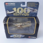 Colecionismo Aviação CORGI – miniatura do WRIGHT FLYER, construído pelos irmãos Wright, que em dezembro de 103, voou por 12 segundos uma distância de 37 metros, segundo os americanos o primeiro mais pesado que o ar a voar. Na embalagem original ( 9 x 15 x 6 cm).