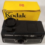 S09 - CAMERA FOTOGRÁFICA KODAK TIRA TEIMA, EM SUA CAIXA ORIGINAL, Com manual de instruções, em sua caixa original. Marcas do tempo.