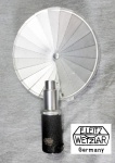 Colecionismo/fotografia/Leica - (JL-08) Flash para as Leicas na rosca 39 mm. Utilizava as lâmpadas de uso único, material muito popular antes do uso generalizado dos flashes eletrônicos, os quais terminaram por aposentar os flash bulbs. Material operacional e em bom estado de conservação. Material vendido para a coleção e no estado em que as fotografias e a descrição mostra.