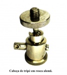 Colecionismo/fotografia - (JL-10) Cabeça para tripé com base tipo `bola` (Ballhead). Material em excelente estado de conservação e totalmente operacional. Padrão na rosca alemã, ideal para as Leicas mais antigas. Pode ser usado no padrão américa (1/4) com o uso de adaptadores. Material vendido no estado em que se encontra.